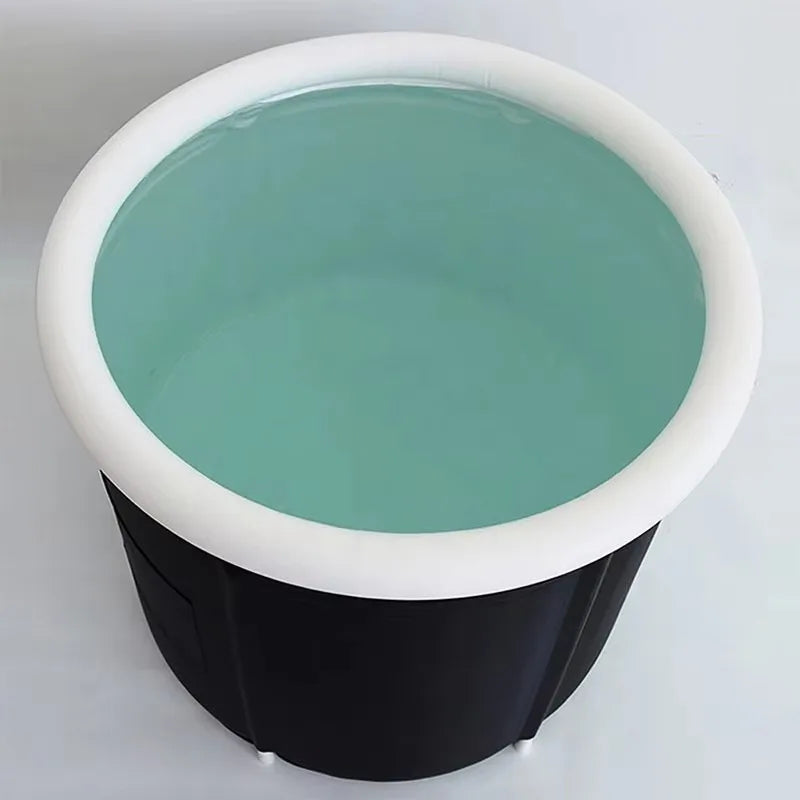 Bassin gonflable de bain de glace. Thérapie de récupération par le froid.